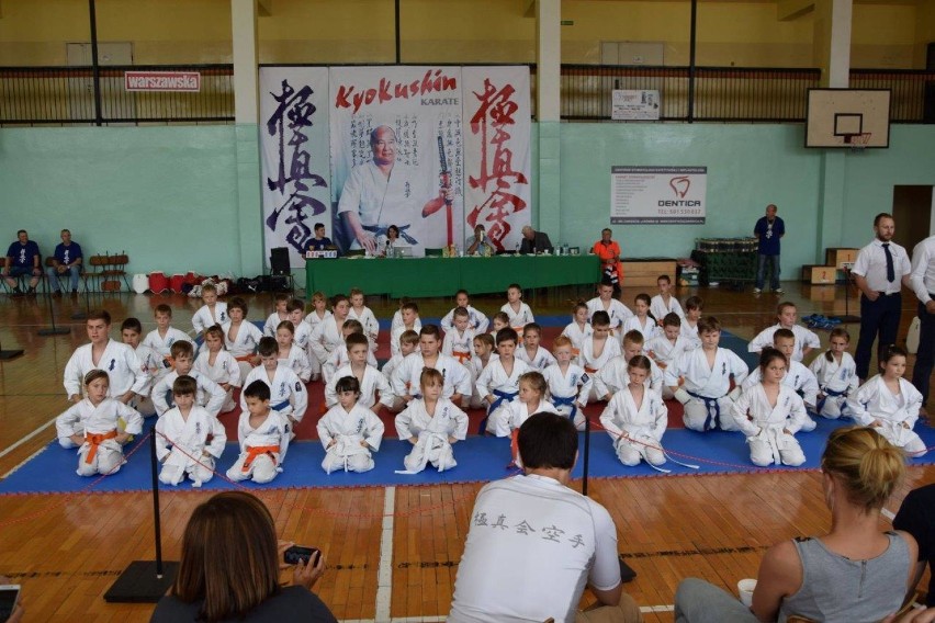 12 medali karateków Dąbrowskiego Klubu Karate [ZDJĘCIA]