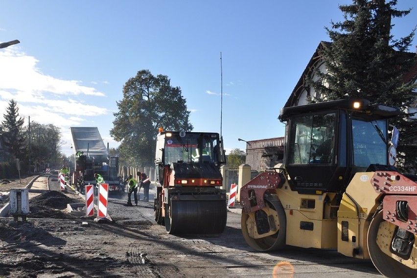 Trwają prace na Legnickiej. Robotnicy asfaltują drogę