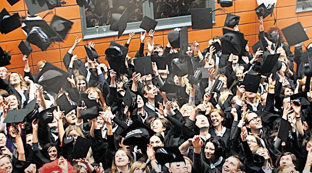 Absolwenci wyższych uczelni z roku na rok powiększają grono bezrobotnych