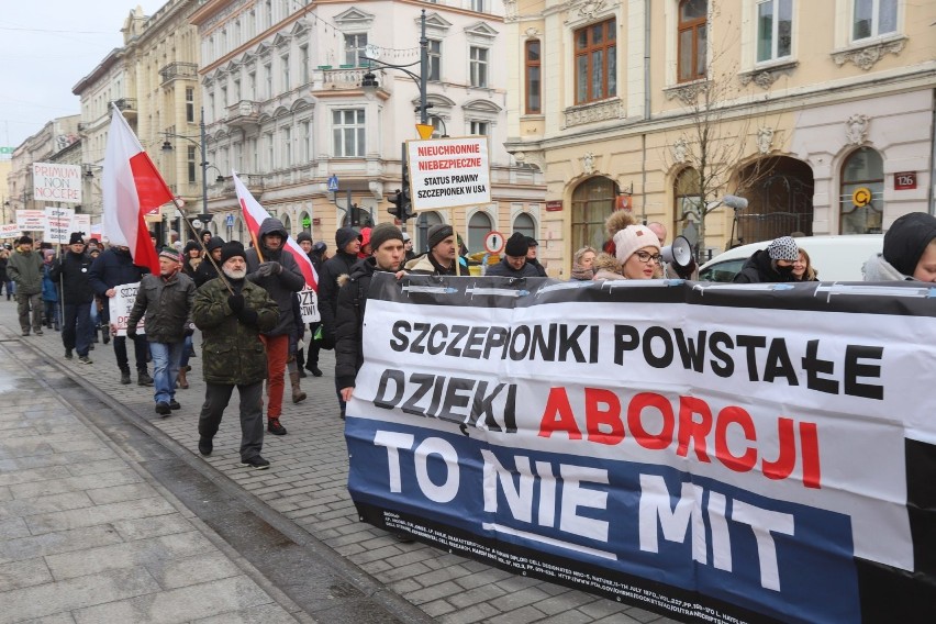 Czyta także: Protest antyszczepionkowców w Łodzi. Bronili...