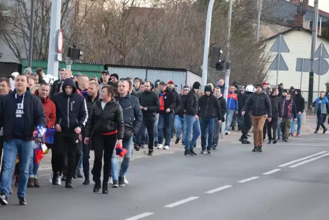 Przed meczem Raków - Legia. Tłumy kibiców i mnóstwo policji