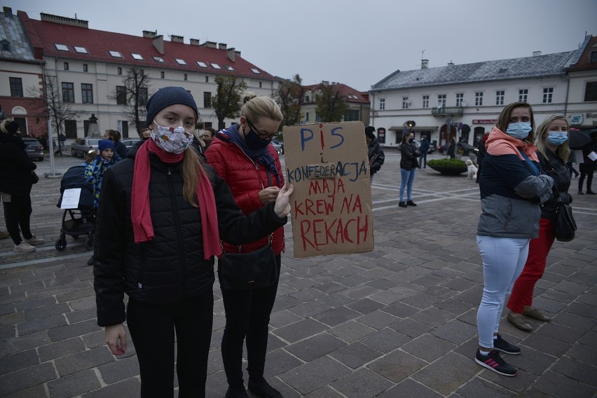 "Piekło kobiet" na rynku w Olkuszu. Kilkaset osób...