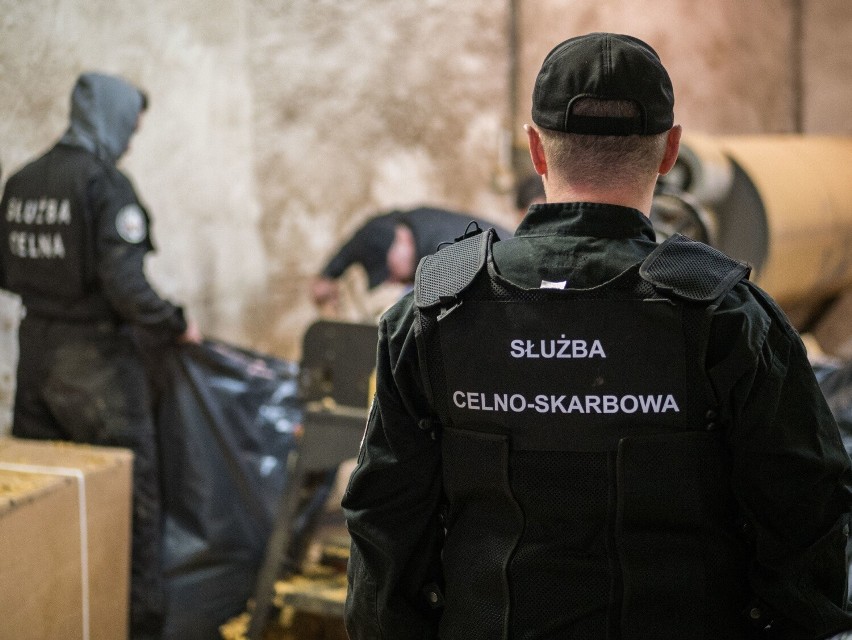 Funkcjonariusze ze śląskiej KAS wykryli blisko 36 tys. sztuk nielegalnych papierosów w walizkach Angolczyka