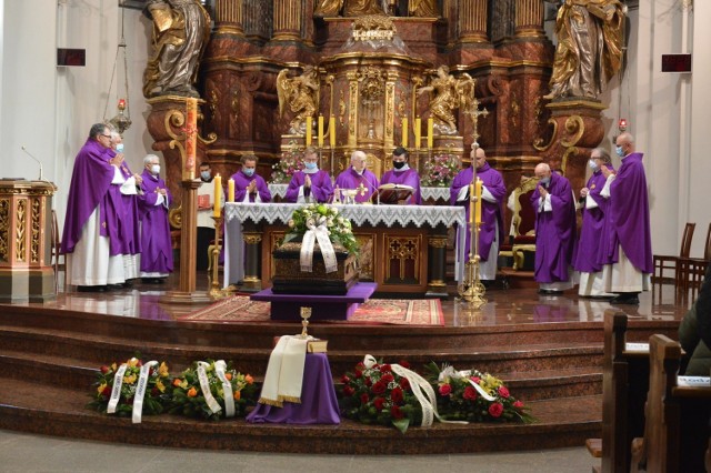 Msza św. pogrzebowa za zmarłego ks. prałata Piotra Kołoczka.