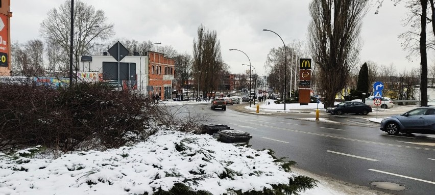 Zima w Tomaszowie na zdjęciach. Ślisko i niebezpiecznie na drogach, będą kolejne opady śniegu [ZDJĘCIA]
