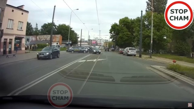 Niebezpieczna kolizja na ul. Limanowskiego. Taksówka wjechała w bok peugeota! Zdarzenie nagrała kamera samochodowa WIDEO