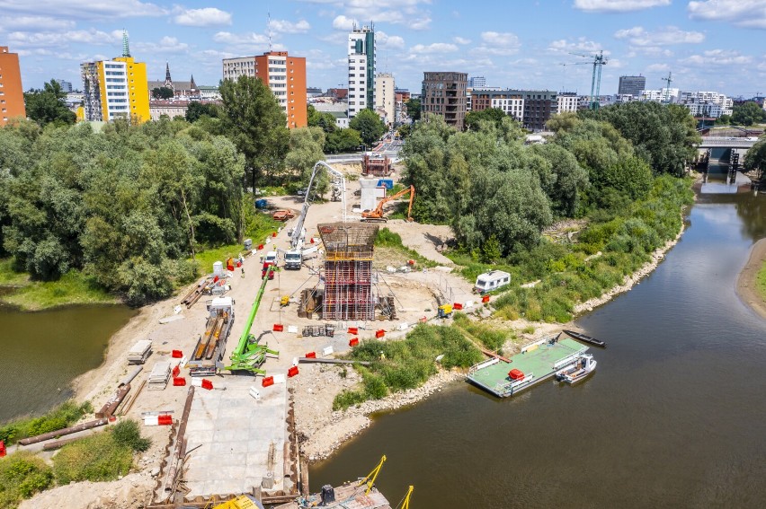 Trwa budowa mostu pieszo-rowerowego na Pragę. Pirs gotowy,...