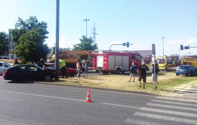 Do zderzenia doszło we wtorek, 22 maja, chwilę po godz. 16. W kolizji brały udział trzy samochody osobowe. 

Jedno z aut uderzyło w słup. Na razie nie ma informacji  o poszkodowanych. Na miejscu pojawiły się policja, straż pożarna i pogotowie. 

Więcej zdjęć na następnych stronach.


Wideo: Info z Polski 17.05.2018

