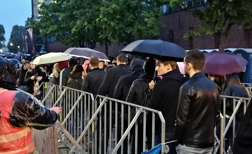 Kraków. Policja i tłum ludzi przed Uniwersytetem Ekonomicznym [ZDJĘCIA