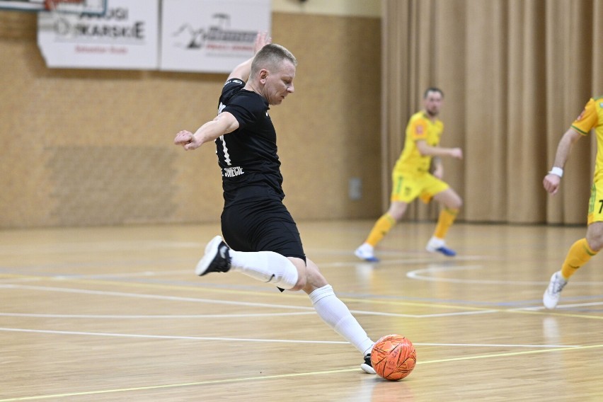 Drużyna Futsal Świecie (czarne koszulki) pokonała We-Met...