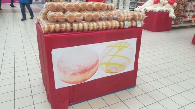 Ile kosztują pączki w supermarketach przed tłustym czwartkiem 2023? Sprawdź!