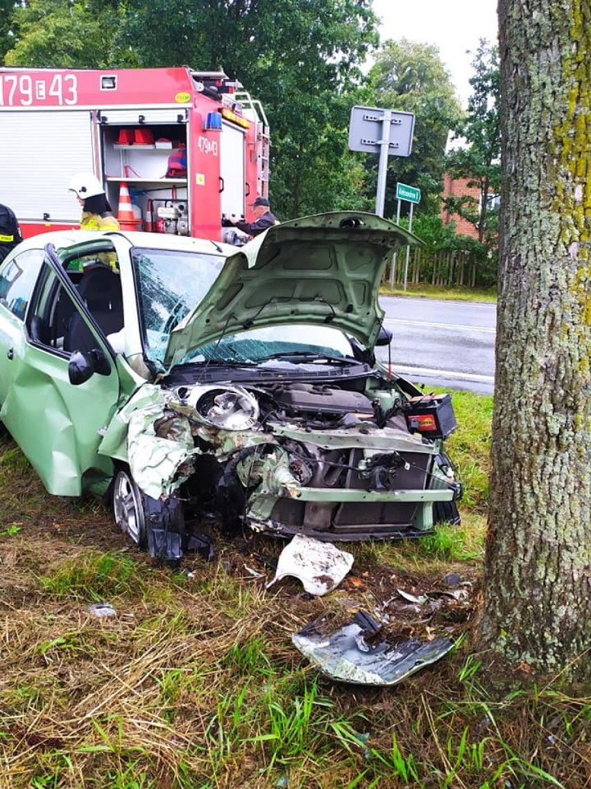 Wypadek w Krasiku na DK 74. Samochód uderzył w drzewo. Jedna osoba ranna [ZDJĘCIA]