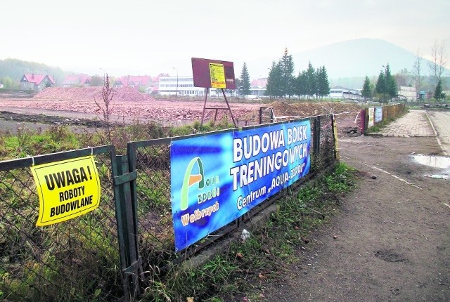 Na razie teren przy ul. Ratuszowej w ogóle nie przypomina boiska, a wielki plac budowy