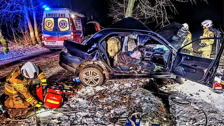 Wypadek w gminie Ujazd. Dwie osoby ranne, samochód całkowicie zniszczony. Pasażer i kierowca byli pijani