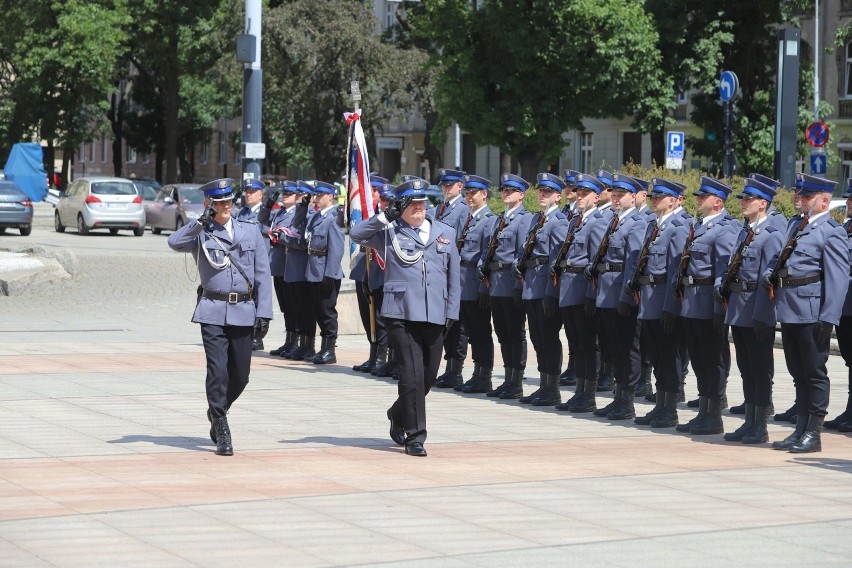 Stulecie policji na placu Dąbrowskiego w Łodzi. Łódzcy policjanci otrzymali awanse i nagrody
