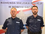 Policjanci wyważyli drzwi płonącego domu i uratowali 63-latka