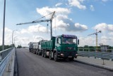 Ostrów. Most na Dunajcu przechodzi testy wytrzymałościowe. Nowa przeprawa prawie gotowa do użytku [ZDJĘCIA]