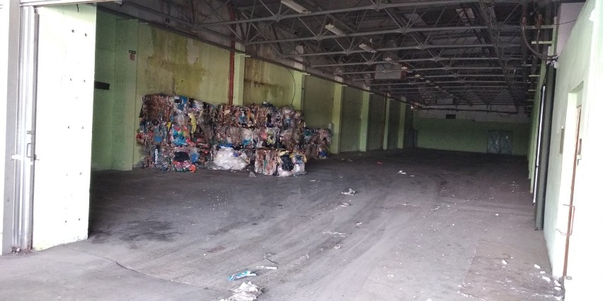 Zawiercie: Do hali magazynowej trafiają odpady. Mieszkańcy osiedla są zaniepokojeni FOTO