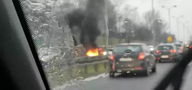 Na trasie S86 z Katowic do Sosnowca samochód stanął w ogniu na wysokości stacji paliw Orlen. Występowały spore utrudnienia w ruchu drogowym. Kierowcy! Zachowajcie ostrożność.