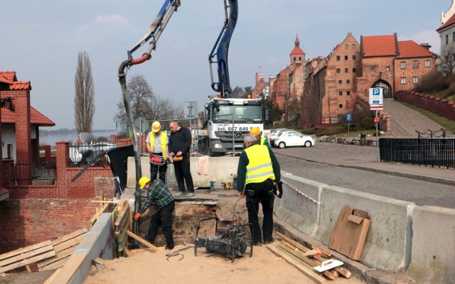 W piątek rozpoczęto betonowanie umocnień skarpy przy mostku nad kanałem Trynka w Grudziądzu.