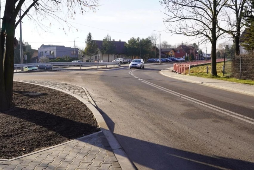 Przebudowa skrzyżowania i budowa miejsc parkingowych...