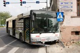 Kalisz: Autobus ostrowskiego MZK wjechał w kamienicę. ZOBACZ FILM i ZDJĘCIA