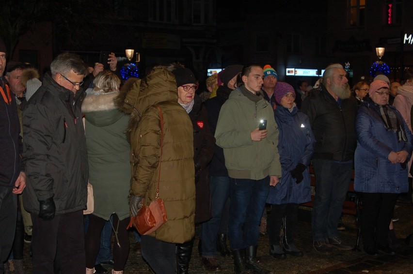 Spotkanie mieszkańców Kościerzyny na Rynku w ciszy ku czci prezydenta Pawła Adamowicza [ZDJĘCIA]