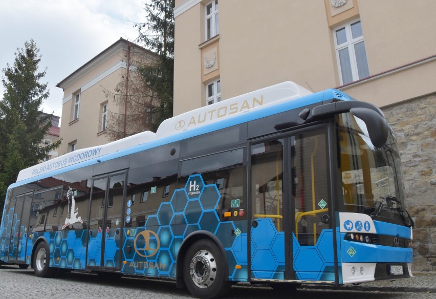 Wiceminister Funduszy i Polityki Regionalnej za kierownicą pierwszego w Polsce autobusu napędzanego wodorem [ZDJĘCIA]