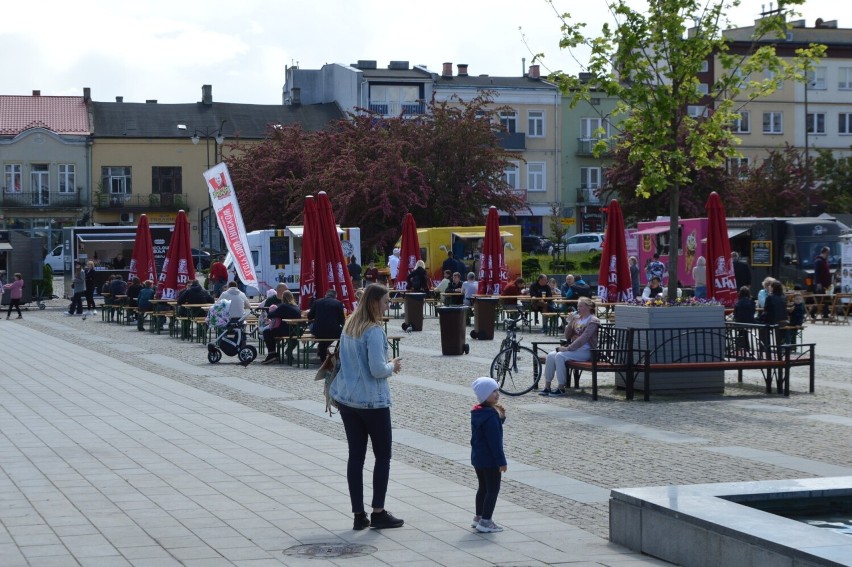 Street Food Polska Festival w Ostrowcu. W dobrym jedzeniu nie przeszkadza nawet wiatr. Zobacz zdjęcia i film