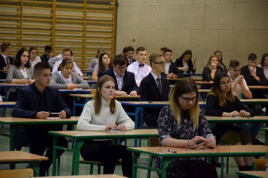 Egzamin gimnazjalny: uczniowie w Skokach rozpoczęli test 