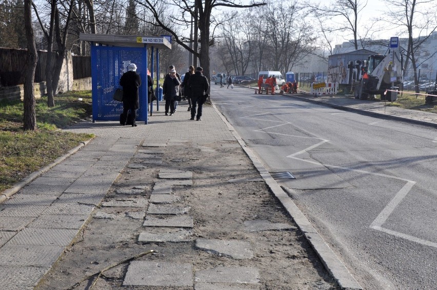 Tak wyglądają chodniki i ulice w okolicy nowego szpitala w...