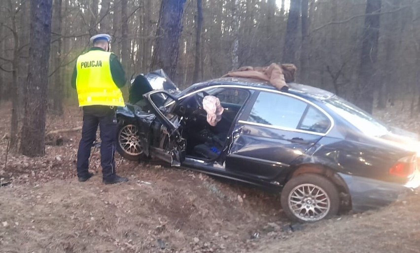 Gmina Przedbórz. Wypadek na DK 42 w Wygwizdowie, kierujący bmw uderzył w drzewo 