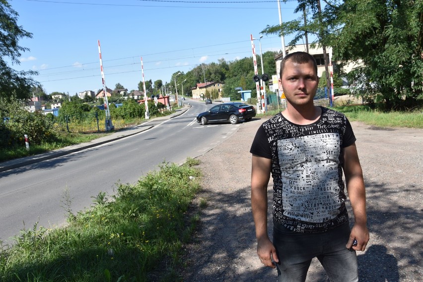 - Mieszkam w odległości 300 metrów od tego miejsca. Nie można okna otworzyć, tak śmierdzi – mówi Damian Krzyżak, jeden z mieszkańców.