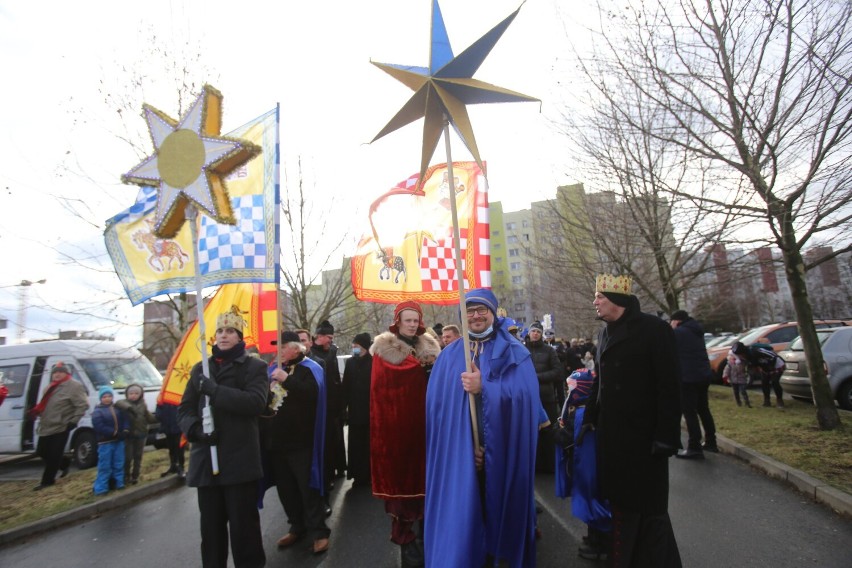 Orszak Trzech Króli 2022 w Sosnowcu - ZDJĘCIA. Uczestnicy dotarli na Plac Papieski. Były jasełka, wspólne śpiewanie i tańczenie poloneza