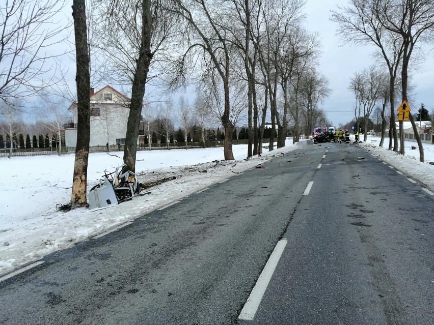 Tragiczny wypadek pod Wyszkowem. Opel rozpadł się na części. Zginął młody kierowca