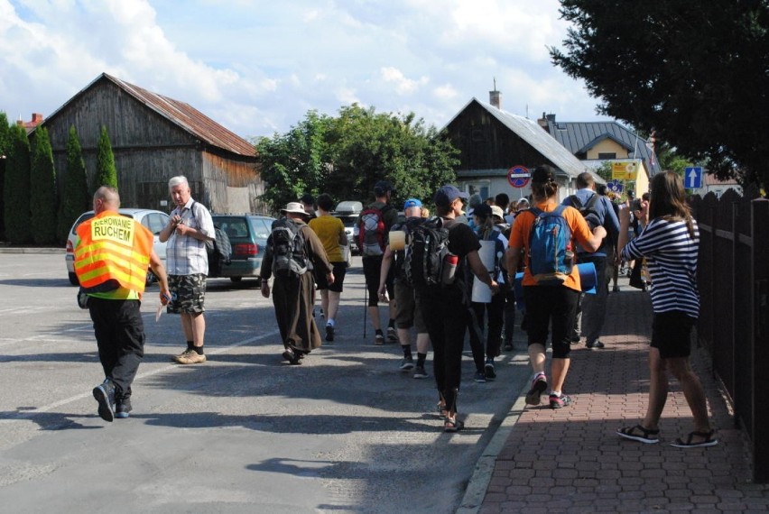 Czas „ładowania akumulatorów” w trudnych czasach. Pątnicy wyruszyli na Jasną Górę. Zobacz obszerną fotorelację z pierwszego dnia wędrówki