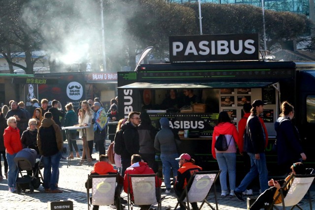 Food Trucki znów zawitają do Płocka, tym razem na naszej starówce. Skorzystać z usług samochodów z jedzeniem będziemy mogli w piątek w godzinach 15:00 - 22:00, sobotę 12:00 - 22:00 i w niedzielę 12:00 - 20:00.