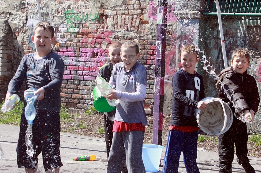 Polewanie wodą łączone było z symbolicznym budzeniem się...