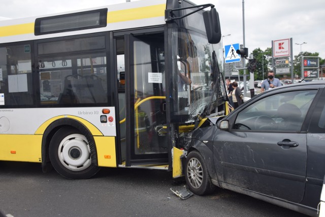 Niemowlę poszkodowane w wypadku z udziałem autobusu miejskiego w Sieradzu nie żyje