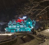 Pusta Krynica-Zdrój zimą. Śnieg zasypał uzdrowisko, które nocą wygląda równie pięknie. Niestety turystów brak [ZDJĘCIA]