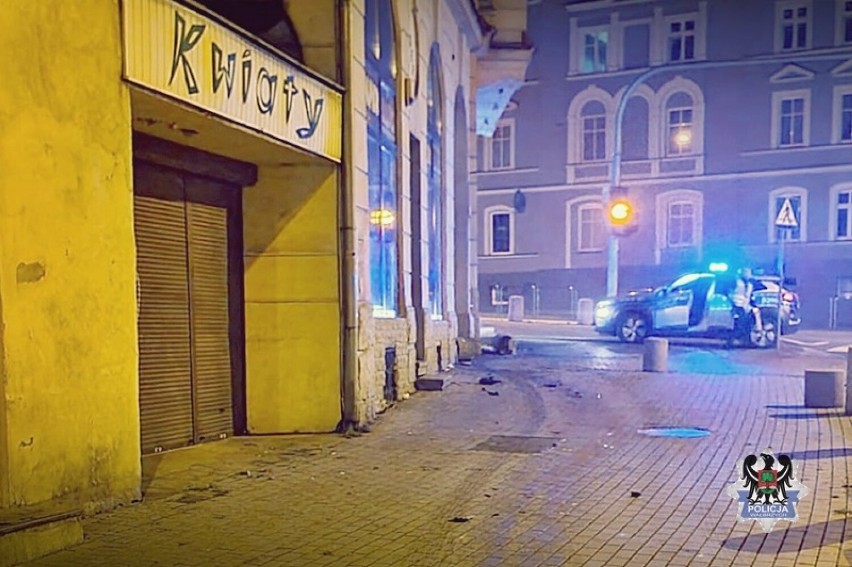 Nocą drogówka goniła pędzącego 48-latka. Gnał przez centrum Wałbrzycha i uderzył w budynek