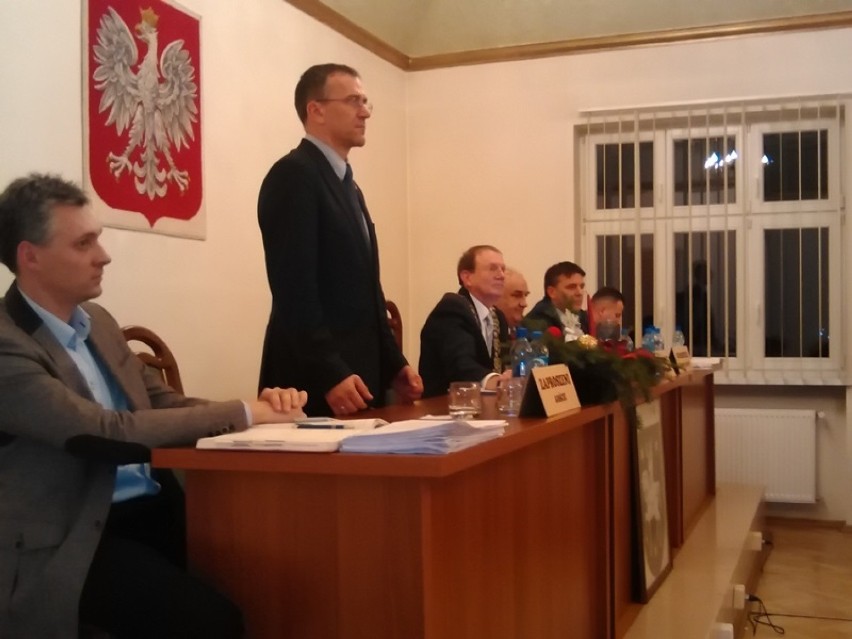 Starosta Wojciech Kociński podczas ostatniej sesji Rady...