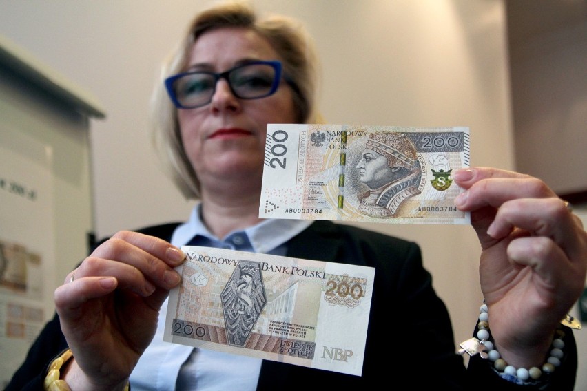 Nowe banknoty już  w obiegu. 200 złotych ma "królewski symbol" [ZDJĘCIA]