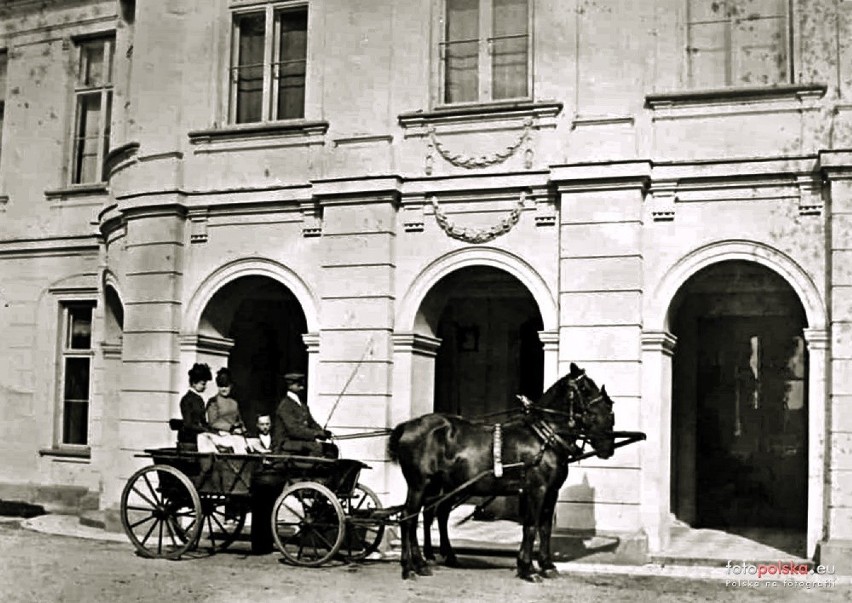 Wejście główne pałacu Dembińskich w Szczekocinach. Zdjęcie...