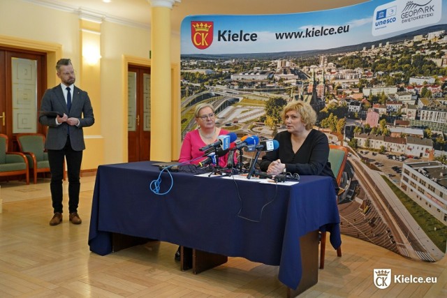 Bożena Szczypiór (z lewej) wiceprezydent Kielc i Aneta Grodzińska, zastępca dyrektora Wydziału Urbanistyki i Architektury Urzędu Miasta Kielce poinformowały na konferencji prasowej o przygotowaniach do powstania planu ogólnego dla Kielc.