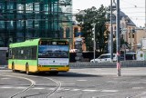 Wypadek na Kaponierze: Znów autobus wjechał w słup trakcyjny. Ten sam...