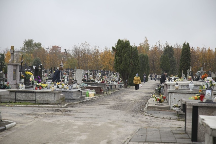 Jak wyglądają przygotowania do Wszystkich Świętych na cmentarzu w Jędrzejowie?