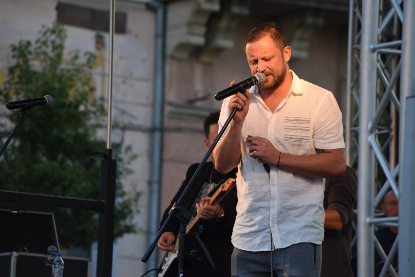 Gorlice. Bluesowy wieczór na rynku. Koncert pamięci Piotr Nowaka. Na scenie m.in. Arek Zawiliński, Tomasz Kiersnowski, Billy Goats 