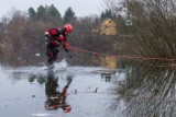 Akcja strażaków z Tarnowa na skutym lodem stawie Kantoria. Akcję obserwowała młodzież ze szkół. To były pokazowe ćwiczenia [ZDJĘCIA]