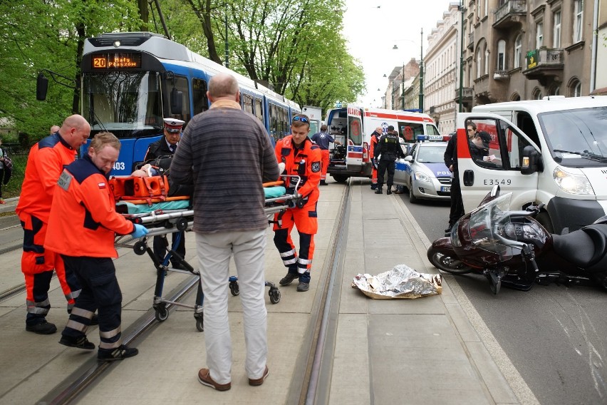 Kraków. Wypadek motocyklisty na ul. Dunajewskiego [ZDJĘCIA]